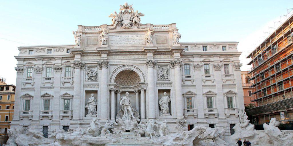 Berühmtes Wahrzeichen Roms: der restaurierte Trevi-Brunnen