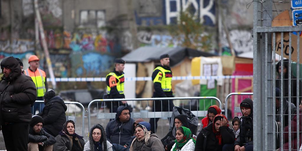 Urteil: Die schwedische Polizei darf keine spezielle Datenbank über Roma führen und der Staat muss daher jeder Person, die in einer solchen Datei geführt war, umgerechnet rund 4000 Franken zahlen. (Archivbild) Urteil: Die schwedische Polizei darf keine spezielle Datenbank über Roma führen und der Staat muss daher jeder Person, die in einer solchen Datei geführt war, umgerechnet rund 4000 Franken zahlen. (Archivbild)