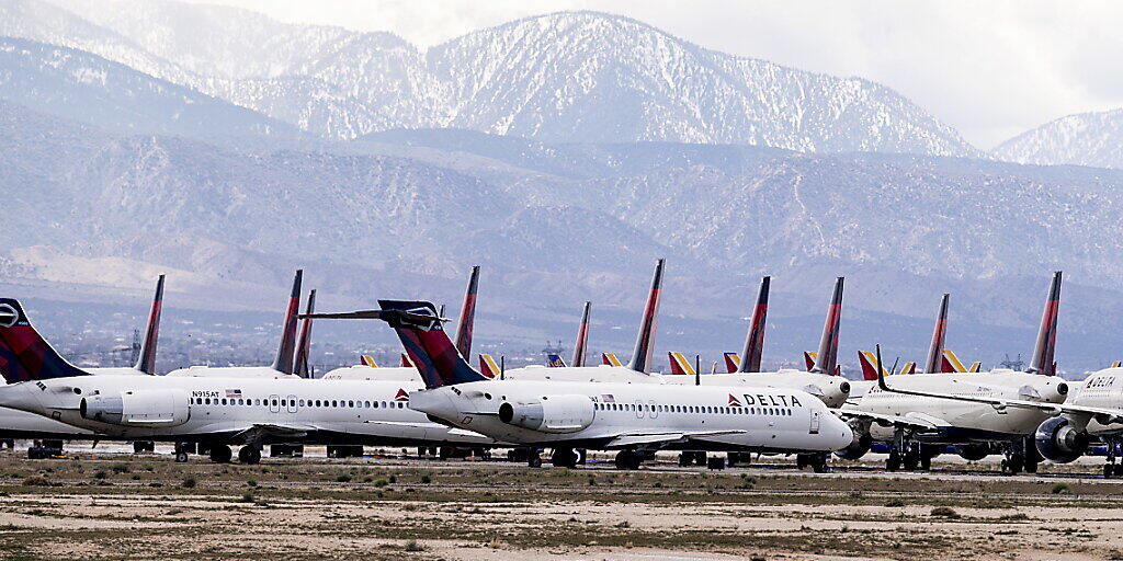 Flugzeuge am Boden: Die US-Airlines leiden stark unter der Coronavirus-Krise und befördern auf den wenigen verbliebenen Flügen auch kaum Passagiere. (Archivbild)