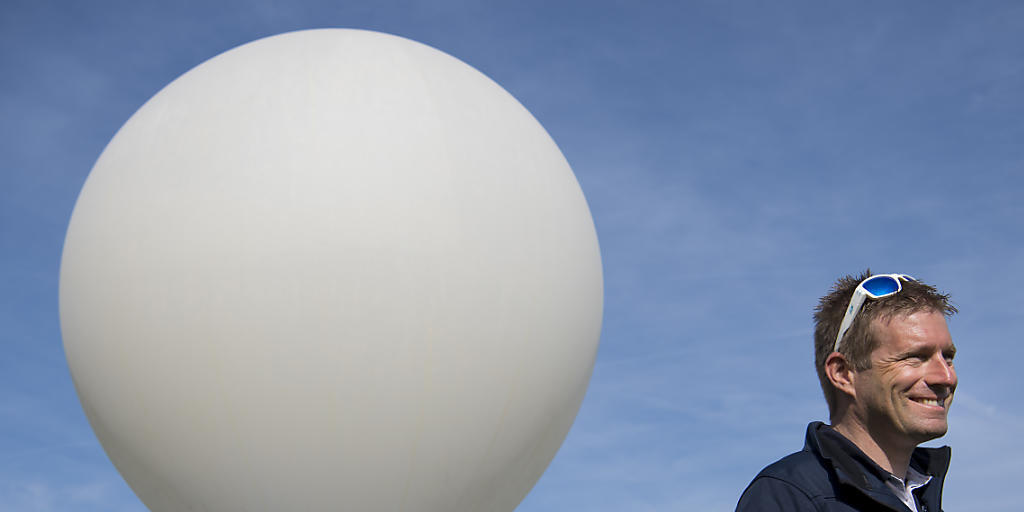 Raphaël Domjan vor dem Start des Ballons mit den Versuchs-Solarzellen für sein Stratosphärenflugzeug.