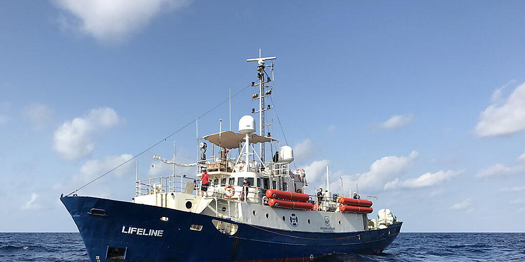 Die Besatzung des in Italien und in Malta abgewiesenen Rettungsschiffs "Lifeline" mit rund 230 Menschen an Bord hat in Spanien und in Frankreich um Hilfe gebeten. (Archivbild)