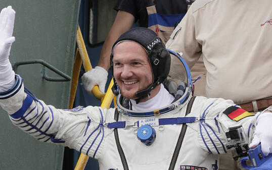 Ein letztes Winken vor dem Abflug: der deutsche Astronaut Alexander Gerst ist von Baikonur in Kasachstan zu seinem zweiten Raumflug gestartet.