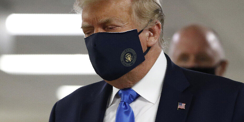 US-Präsident Donald Trump ist am Freitag (Ortszeit) wieder mit einer Schutzmaske aufgetreten - obwohl er das eigentlich nicht gerne macht.