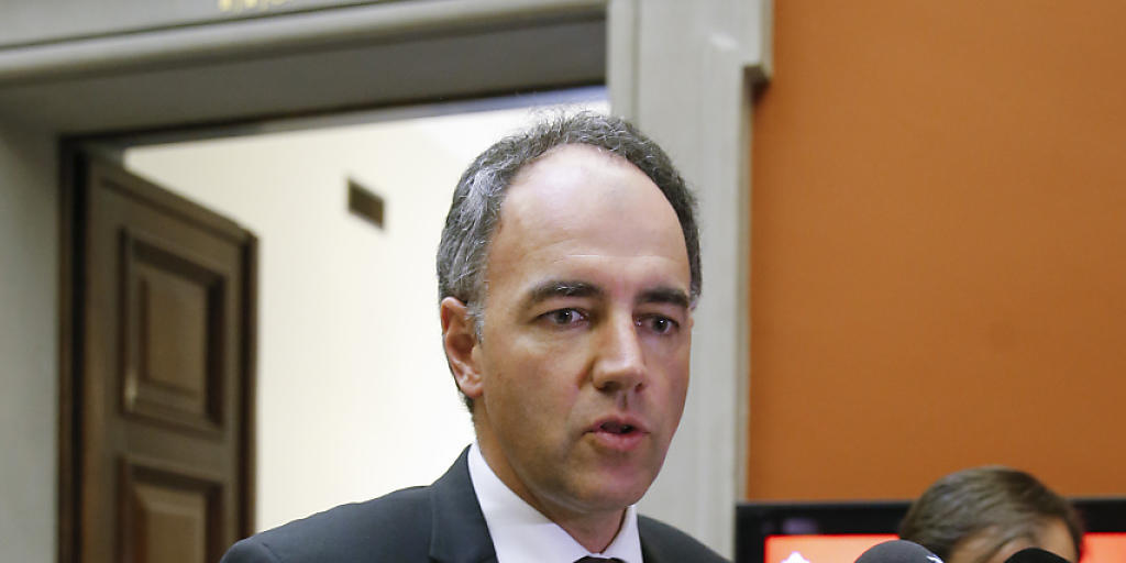 Rückkehr nach Bern nicht augeschlossen: CVP-Parteipräsident Christophe Darbellay gibt den Medien nach einer Sitzung Auskunft (Archivbild).