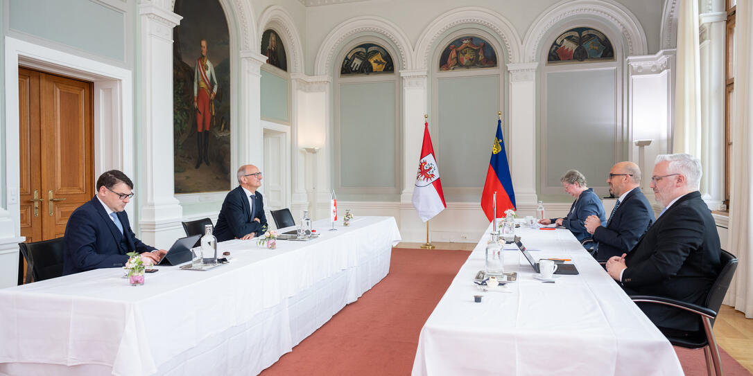 Die Delegationen von Tirol und Liechtenstein beim Arbeitsgespräch im Fürst Johannes Saal.