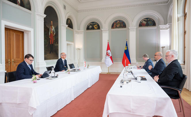 Die Delegationen von Tirol und Liechtenstein beim Arbeitsgespräch im Fürst Johannes Saal.
