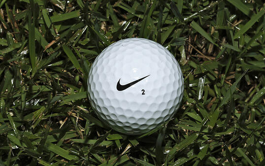 Der weltgrösste Sportartikelkonzern Nike hat dank eines boomenden Online-Geschäfts in der Coronakrise die Trendwende geschafft. Der Umsatz schrumpfte im ersten Quartal 2020/21 (per Ende August) nur marginal, der Gewinn legte zu. (Archivbild)