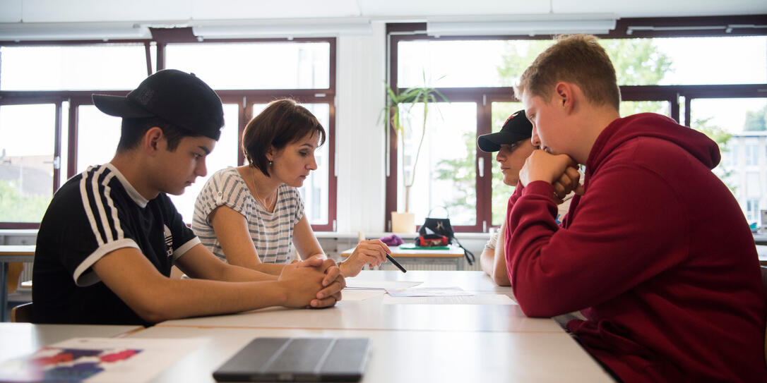 SCHULE SUHR, VOLKSSCHULE, GEMEINDE SUHR, SCHULAUSBILDUNG, OBLIGATORISCHE SCHULAUSBILDUNG, SCHULBILDUNG, BILDUNGSSYSTEM, SCHULWESEN, OEFFENTLICHES SCHULWESEN, SEKUNDAR, SEKUNDARSCHULE, OBERSTUFE, KLASSENZIMMER, SCHULZIMMER, SCHULE SUHR, VOLKSSCHULE, GEMEINDE SUHR, SCHULAUSBILDUNG, OBLIGATORISCHE SCHULAUSBILDUNG, SCHULBILDUNG, BILDUNGSSYSTEM, SCHULWESEN, OEFFENTLICHES SCHULWESEN, SEKUNDAR, SEKUNDARSCHULE, OBERSTUFE, KLASSENZIMMER, SCHULZIMMER,