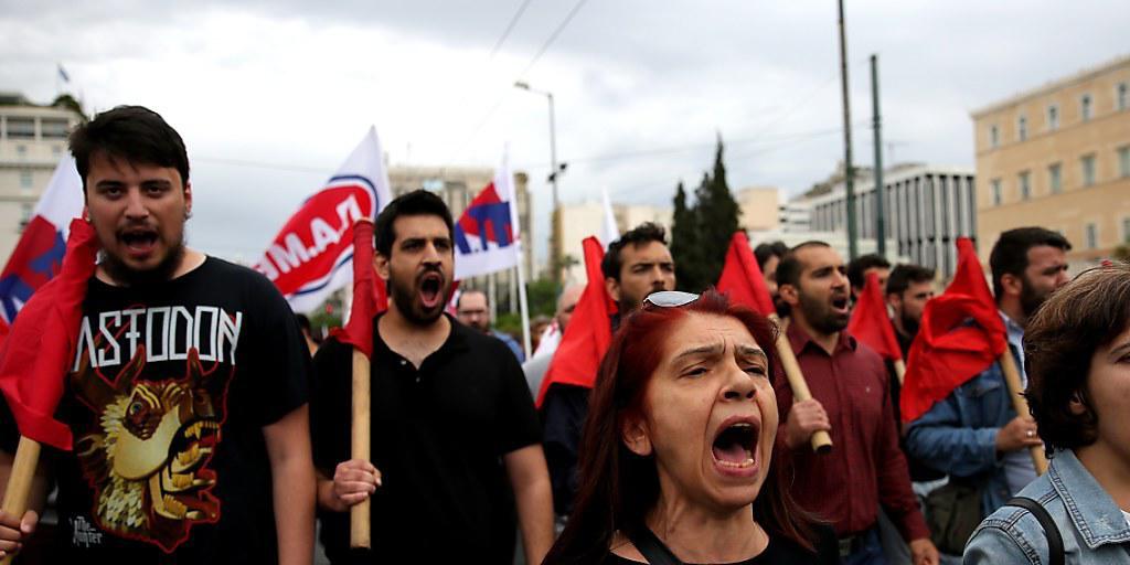 Aus Protest gegen neue Sparmassnahmen haben Tausende Griechen gestreikt und das öffentliche Leben teilweise lahmgelegt. Zur Abstimmung steht im Parlament unter anderem die 13. Kürzung der Renten seit 2010. Aus Protest gegen neue Sparmassnahmen haben Tausende Griechen gestreikt und das öffentliche Leben teilweise lahmgelegt. Zur Abstimmung steht im Parlament unter anderem die 13. Kürzung der Renten seit 2010.