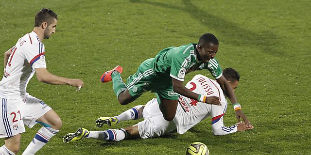 Lyons Corentin Tolisso (rechts) bremst Max Gradel