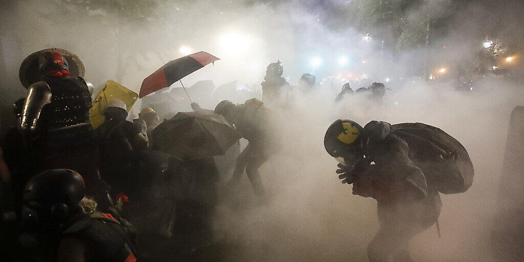 In Portland kam es die 58. Nacht in Folge zu Protesten gegen Polizeigewalt. Der lokale Sender KOIN berichtete, Sicherheitskräfte des Bundes hätten in der Nacht zu Sonntag Tränengas eingesetzt.