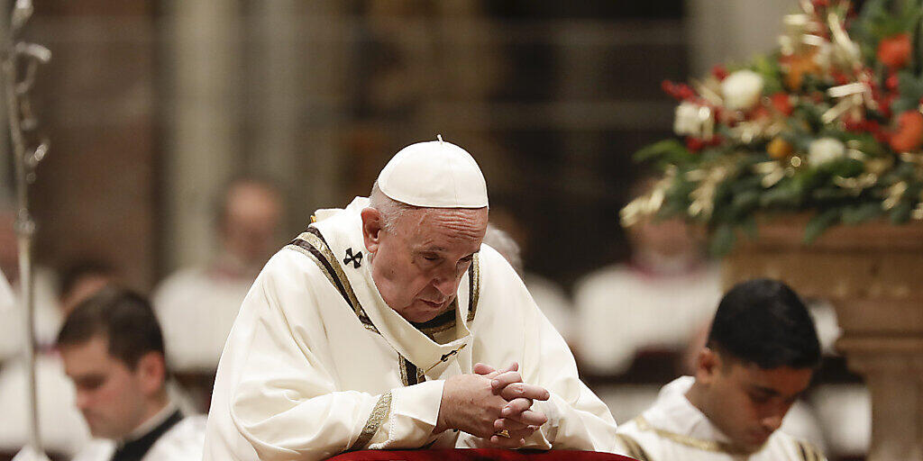 Papst Franziskus zelebriert im Petersdom die Mitternachtsmesse