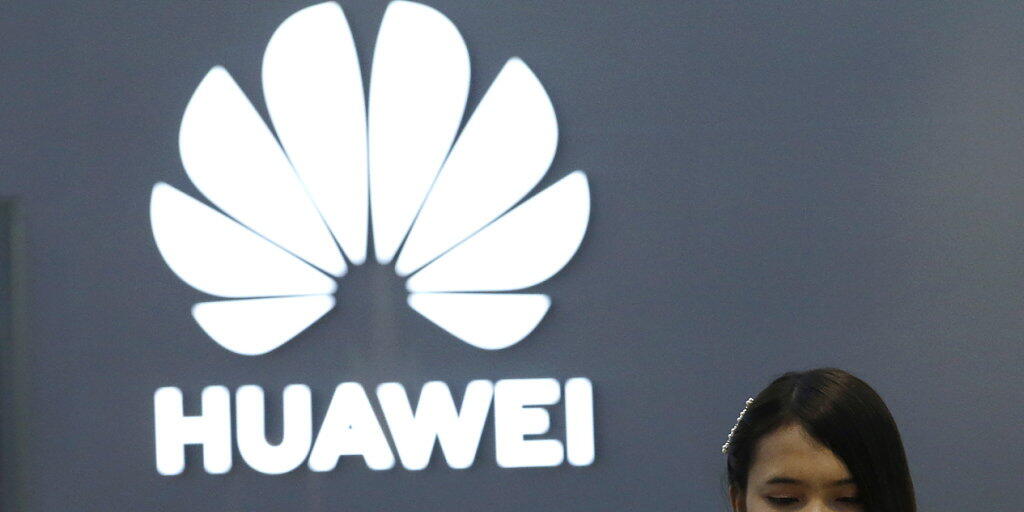 Weltweit stoppen immer mehr Telekomanbieter den Verkauf von Huawei-Handys (Archivbild).