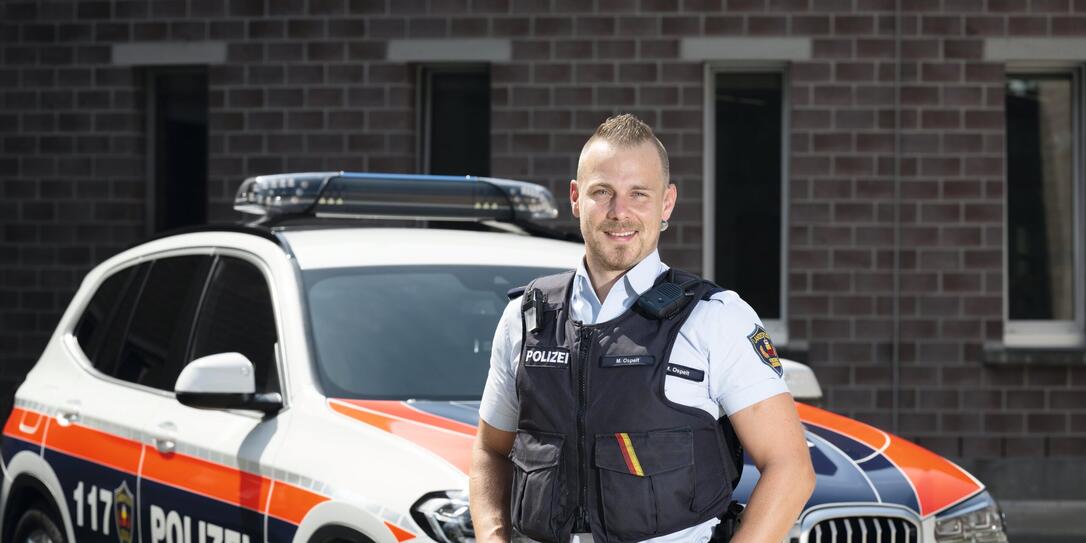 240830 Interview mit Polizisten für ABC-Magazin, Vaduz 240830 Interview mit Polizisten für ABC-Magazin, Vaduz