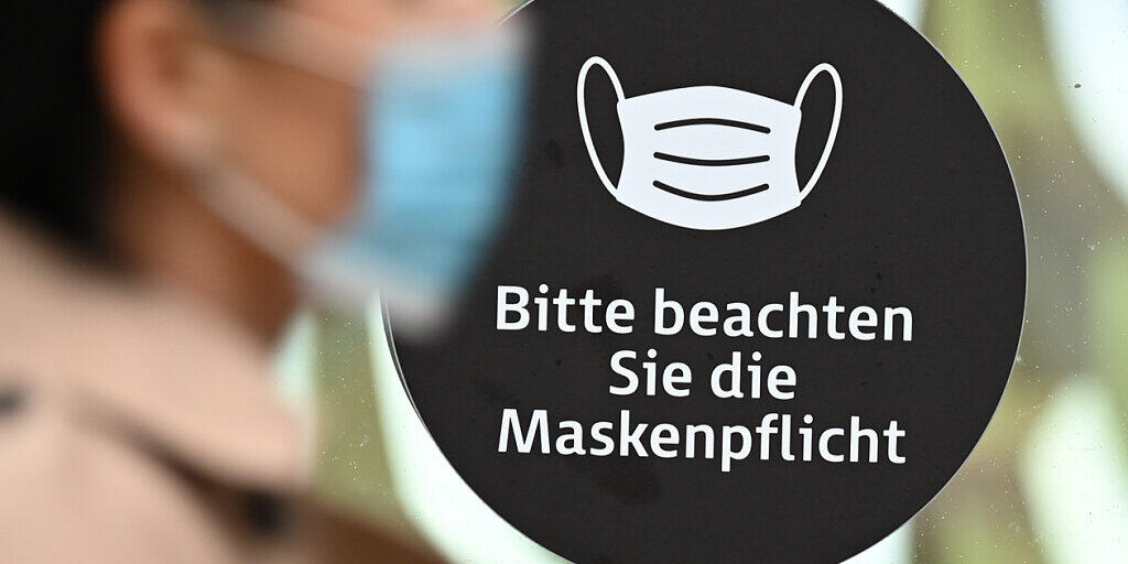 ARCHIV - Hinweis auf die Maskenpflicht in der Innenstadt von Frankfurt am Main. Foto: Arne Dedert/dpa ARCHIV - Hinweis auf die Maskenpflicht in der Innenstadt von Frankfurt am Main. Foto: Arne Dedert/dpa