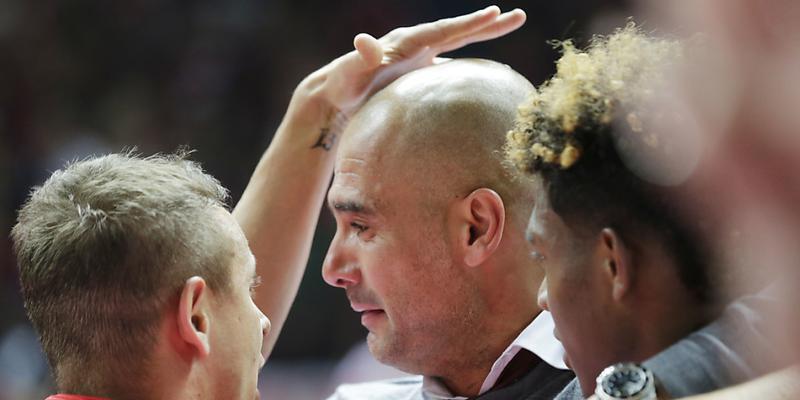 Grosse Gefühle zum Abschluss einer grossen Ära: Pep Guardiola weint nach seinem letzten Wurf als Bayern-Coach hemmungslos Grosse Gefühle zum Abschluss einer grossen Ära: Pep Guardiola weint nach seinem letzten Wurf als Bayern-Coach hemmungslos