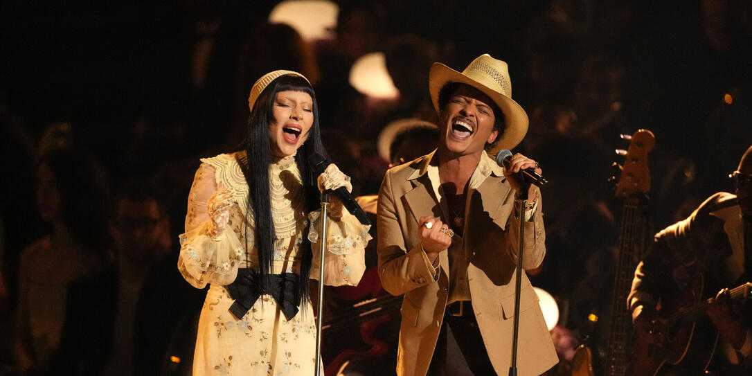 Bruno Mars (r.) schaffte es gleich mit zwei Songs in die Top-10 des Jahres 2025. Hier im Duett mit Lady Gaga (l.) w&auml;hrend den 67. Grammy Awards im Februar 2025.
