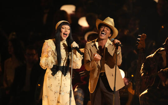 Bruno Mars (r.) schaffte es gleich mit zwei Songs in die Top-10 des Jahres 2025. Hier im Duett mit Lady Gaga (l.) w&auml;hrend den 67. Grammy Awards im Februar 2025.