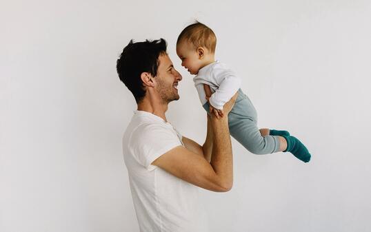 Ein zehntägiger Vaterschaftsurlaub und ein mindestens zweimonatiger «angemessen» bezahlter Elternurlaub sollen EU-weit gesetzlich  geregelt werden.	Bild: iStock
