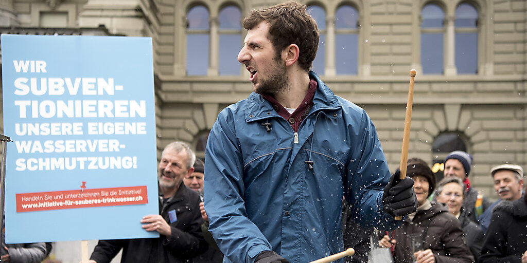 Die Sympathisanten der Trinkwasserinitiative wollen künftig Subventionen für den Pestizid- und den Antibiotikaeinsatz verhindern. Dem Bundesrat geht das zu weit. (Archiv)