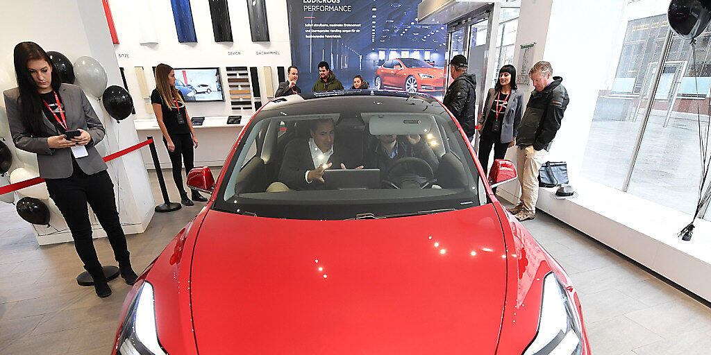 Tesla liefert das Modell 3 bald in Europa aus. Tesla liefert das Modell 3 bald in Europa aus.