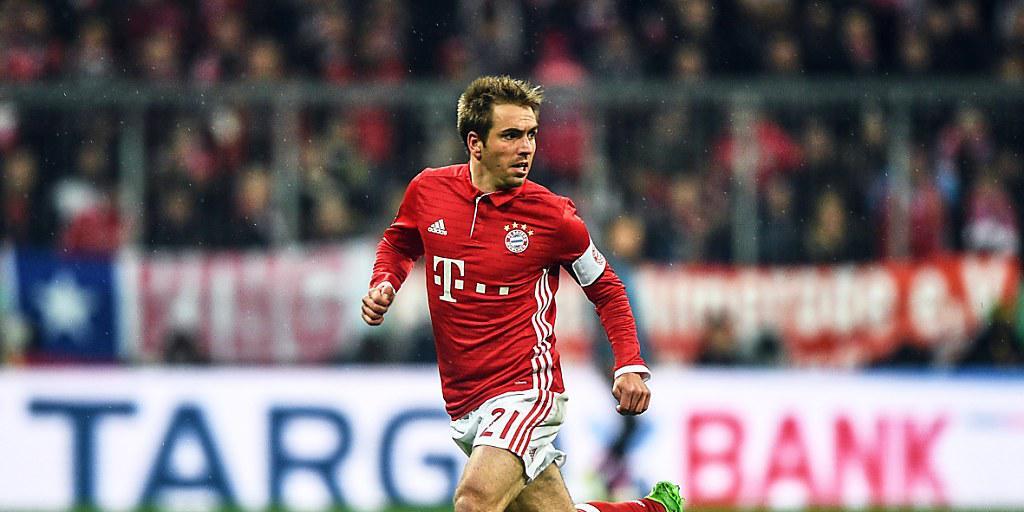 Bayerns Captain Philipp Lahm verabschiedet sich vom Spielfeld