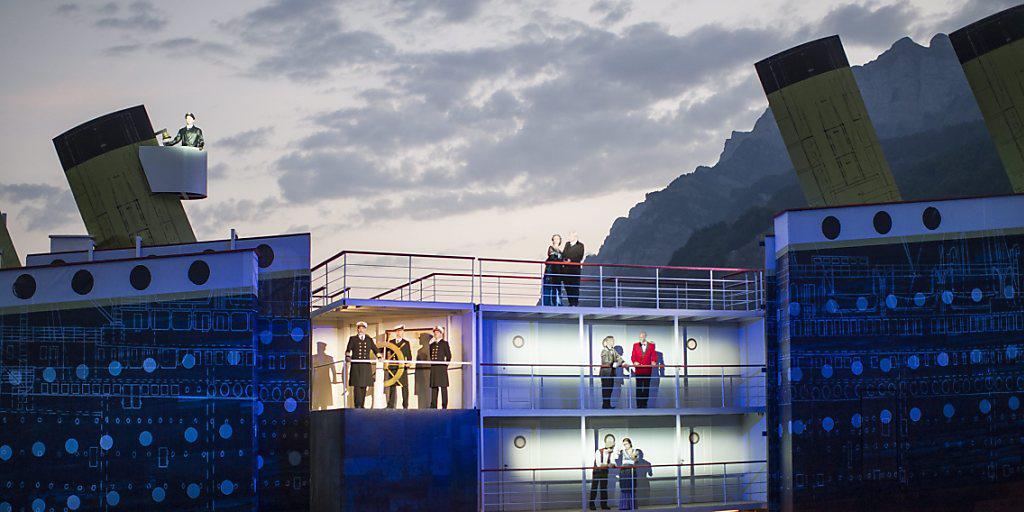Das imposante Bühnenbild der "Titanic" am Walensee. Die Musical-Premiere vom Mittwochabend wurde zu Beginn von Blitz und Donner und heftigem Regen begleitet, später hellte der Himmel wieder auf. Das imposante Bühnenbild der "Titanic" am Walensee. Die Musical-Premiere vom Mittwochabend wurde zu Beginn von Blitz und Donner und heftigem Regen begleitet, später hellte der Himmel wieder auf.