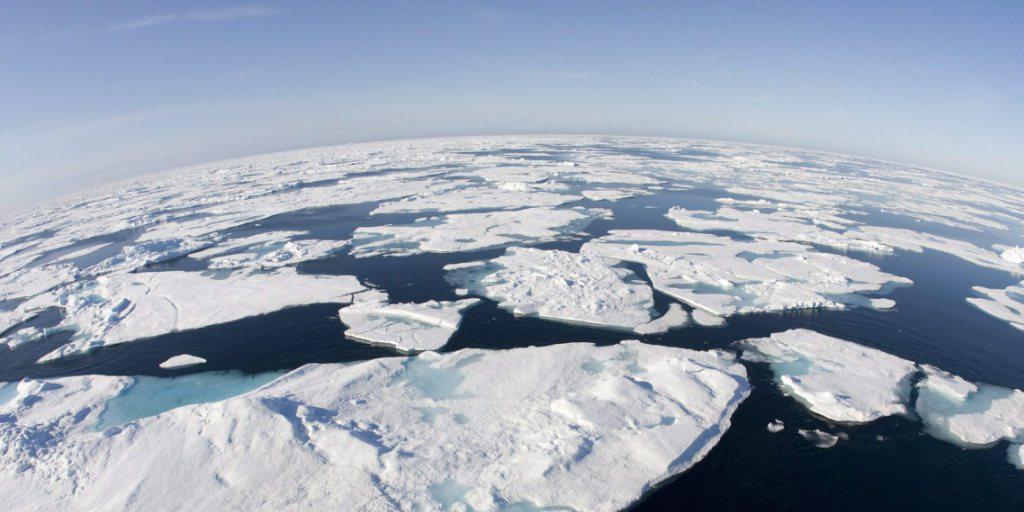 Eisberge in der Baffin Bay: Die Durchschnittstemperatur in der Arktis war im vergangenen Jahr so hoch wie noch nie seit Beginn der Messungen. (Archivbild)