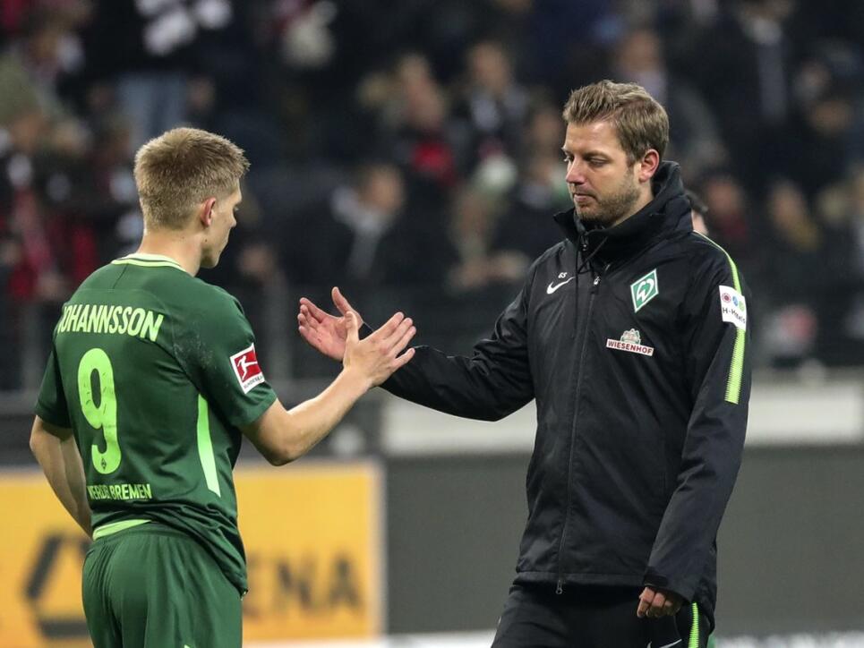 Florian Kohfeldt klatscht mit Stürmer Aron Johansson ab