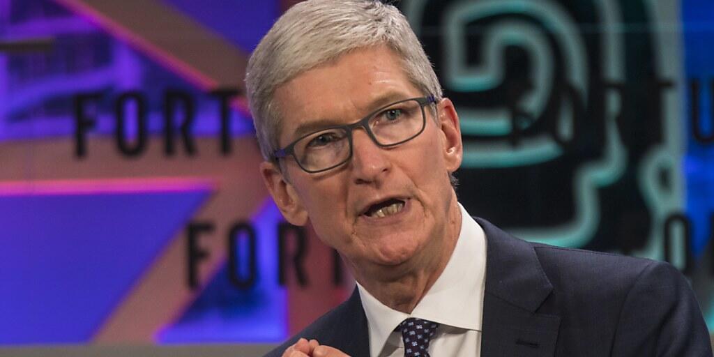 Apple-Konzernchef Tim Cook bekommt für das abgelaufene Geschäftsjahr einen höheren Bonus, weil die Verkäufe des iPhones im Vergleich zum Vorjahr zugelegt haben. (Archiv)