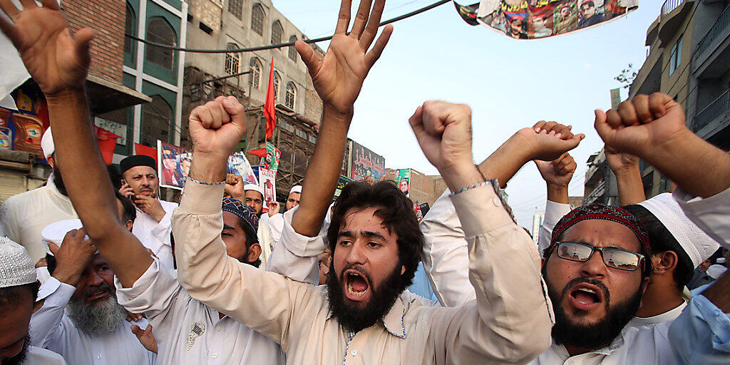 Anhänger aus verschiedenen pakistanischen Parteien protestieren in Peschawar gegen das offizielle Wahlergebnis.