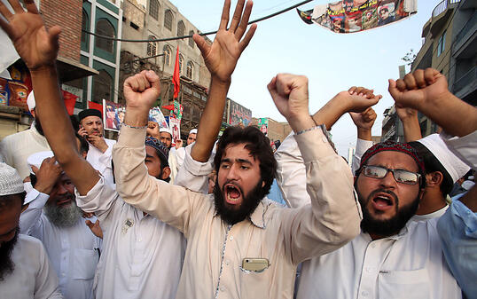 Anhänger aus verschiedenen pakistanischen Parteien protestieren in Peschawar gegen das offizielle Wahlergebnis.