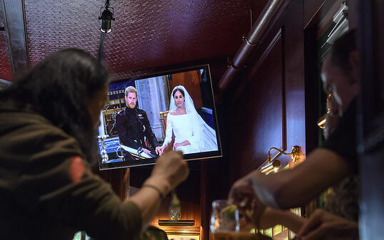 Die britische Hochzeit zwischen Prinz Harry und der US-Schauspielerin Meghan Markle wurde auf zahlreichen TV-Bildschirmen live mitverfolgt. (Symbolbild)