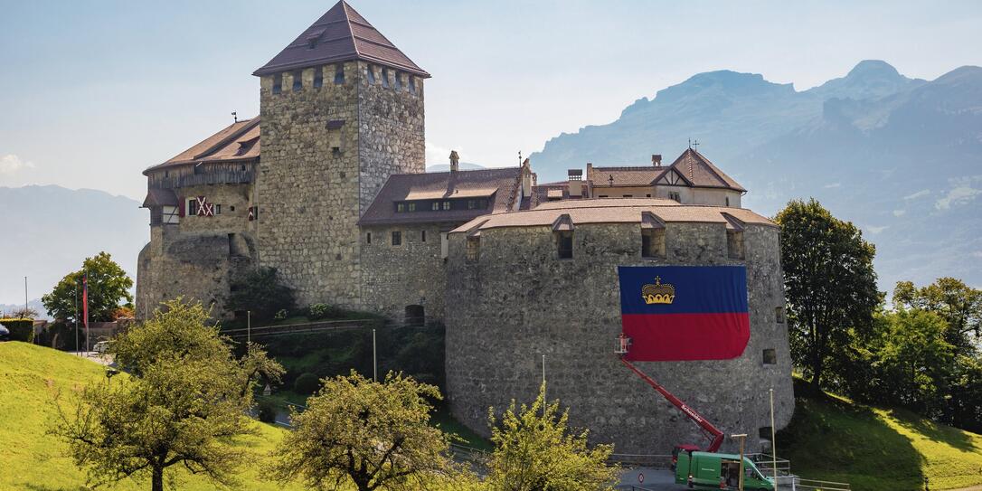 Vorbereitungen f&uuml;r den Staatsfeiertag 2025 auf Schloss Vaduz.