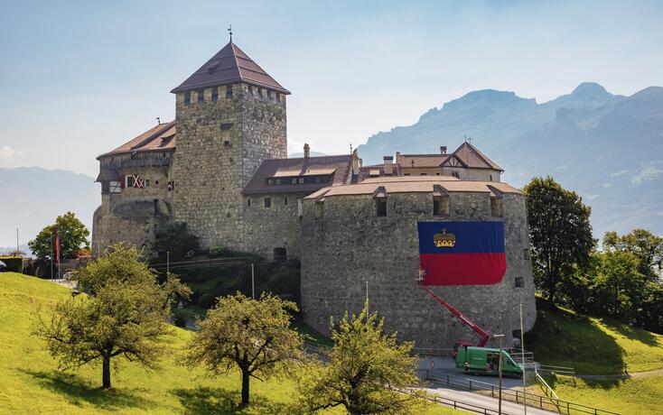 Vorbereitungen f&uuml;r den Staatsfeiertag 2025 auf Schloss Vaduz.