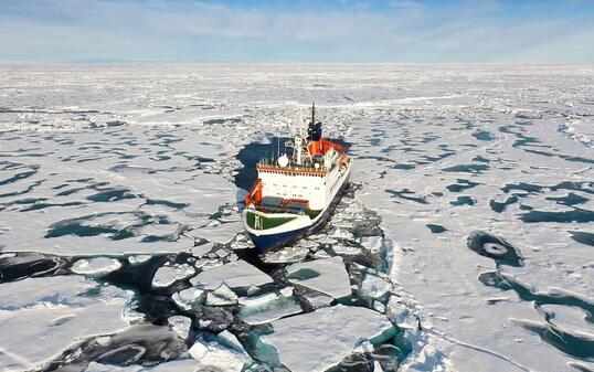 Das deutsche Expeditionsschiff "Polarstern" inmitten arktischer Eisschollen. Seine Mission "Mosaic" - mit Beteiligung von drei Schweizer Teams - endet am Montag. (Archivbild)