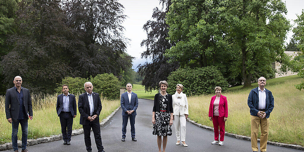 Abstand halten, auch beim Gruppenfoto: die Schweizer Landesregierung posiert auf ihrem Ausflug nach Rigggisberg für die Fotografen.