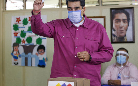 Nicolas Maduro, Präsident von Venezuela, gibt in einem Wahllokal seine Stimme ab. Foto: Ariana Cubillos/AP/dpa