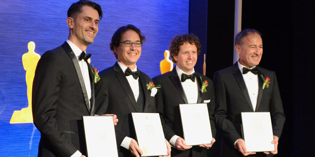 Bernd Bickel, Thabo Beeler, Derek Bradley und Markus Gross (v.l.n.r.) präsentieren ihre Preisurkunden.
