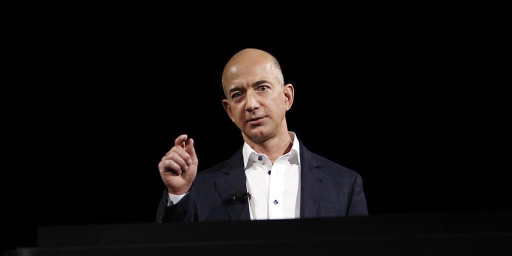 Amazon-CEO Jeff Bezos will einem Zeitungsbericht zufolge den arrivierten US-Detailhändlern das Fürchten lehren.
