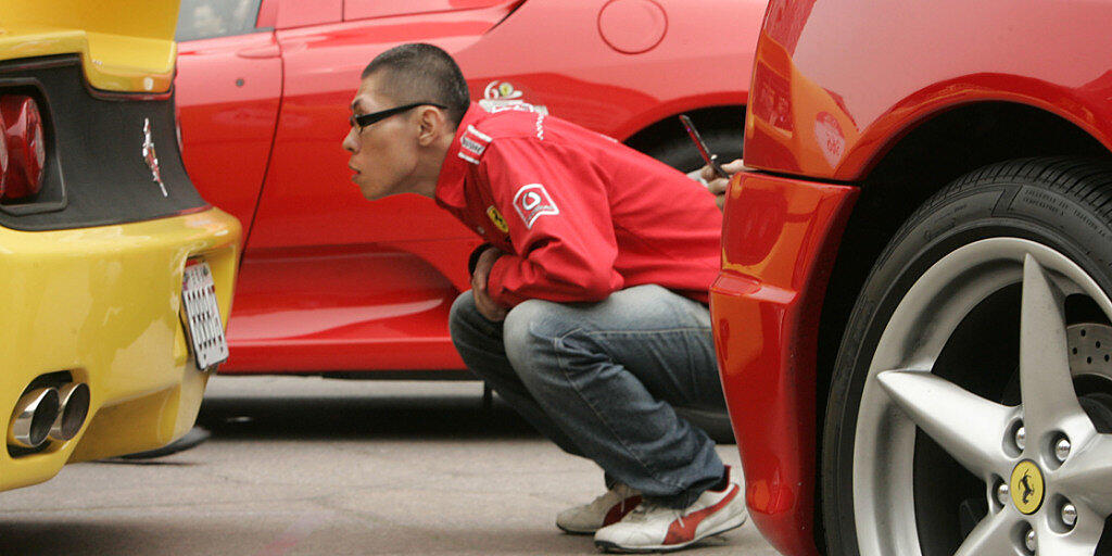 Mit Liebe für's Detail: Ein Fan begutachtet den legendären Sportwagen aus Maranello. (Archivbild) Mit Liebe für's Detail: Ein Fan begutachtet den legendären Sportwagen aus Maranello. (Archivbild)