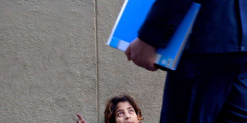 Auch in der EU werden Kinder Opfer von Menschenhändlern und zum Betteln gezwungen. (Symbolbild) Auch in der EU werden Kinder Opfer von Menschenhändlern und zum Betteln gezwungen. (Symbolbild)