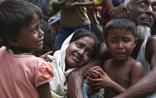 ARCHIV - Angehörige der muslimischen Minderheit der Rohingyas weinen an der Grenze zu Bangladesch bei Ghumdhum, nachdem sie gezwungen wurden, ihre Wohnungen in Bangladesch zu verlassen. Foto: Mushfiq Alam/AP/dpa