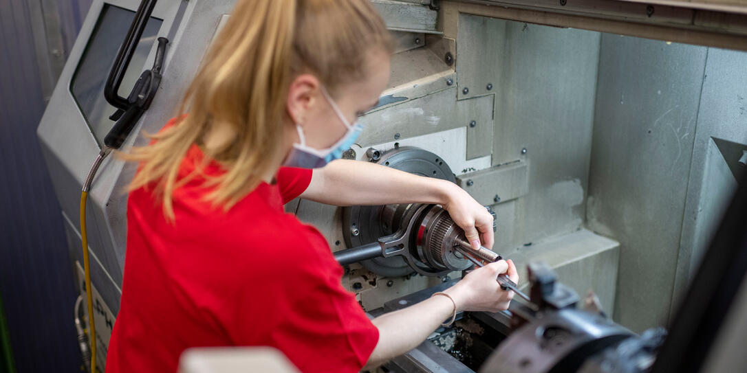 STIFTUNG LBB LEHRBETRIEBE BEIDER BASEL, LBB, LEHRBETRIEB, AUSBILDUNGSSTAETTE, BILDUNGSWESEN, BILDUNGSYSTEM, LEHRE, BERUFSLEHRE, ERSTAUSBILDUNG, BERUFSAUSBILDUNG, BERUFLICHE ERSTAUSBILDUNG, BERUFSAUSBILDUNG, MECHANIK, MECHANIKER, MECHANIKERIN, LERNENDE,