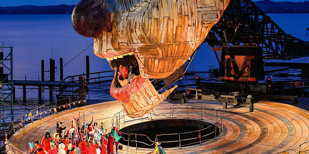 Szene aus "Rigoletto" von Giuseppe Verdi, aufgenommen 2019 bei der Fotoprobe auf der Bregenzer Seebühne. 2020 fallen die Bregenzer Festspiele wegen Corona-Pandemie aus. (Archivbild) Szene aus "Rigoletto" von Giuseppe Verdi, aufgenommen 2019 bei der Fotoprobe auf der Bregenzer Seebühne. 2020 fallen die Bregenzer Festspiele wegen Corona-Pandemie aus. (Archivbild)