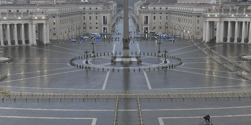 In Italien sind wegen der Corona-Pandemie die Touristenzahlen eingebrochen. Im Bild der leere Petersplatz an Ostern, der zu diesem Zeitpunkt normalerweise voll ist. (Archivbild)