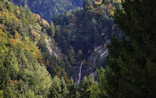 Hängebrücke Wasserfall