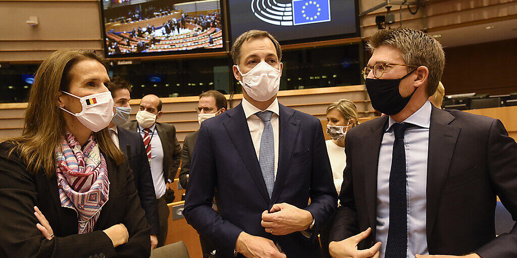 Belgiens Außenministerin Sophie Wilmes (l-r), Ministerpräsident Alexander De Croo und Wirtschaftsminister Pierre-Yves Dermagne nehmen in Brüssel an einer Plenarsitzung nach der Vertrauensabstimmung teil. Foto: Pool Didier Lebrun/BELGA/dpa