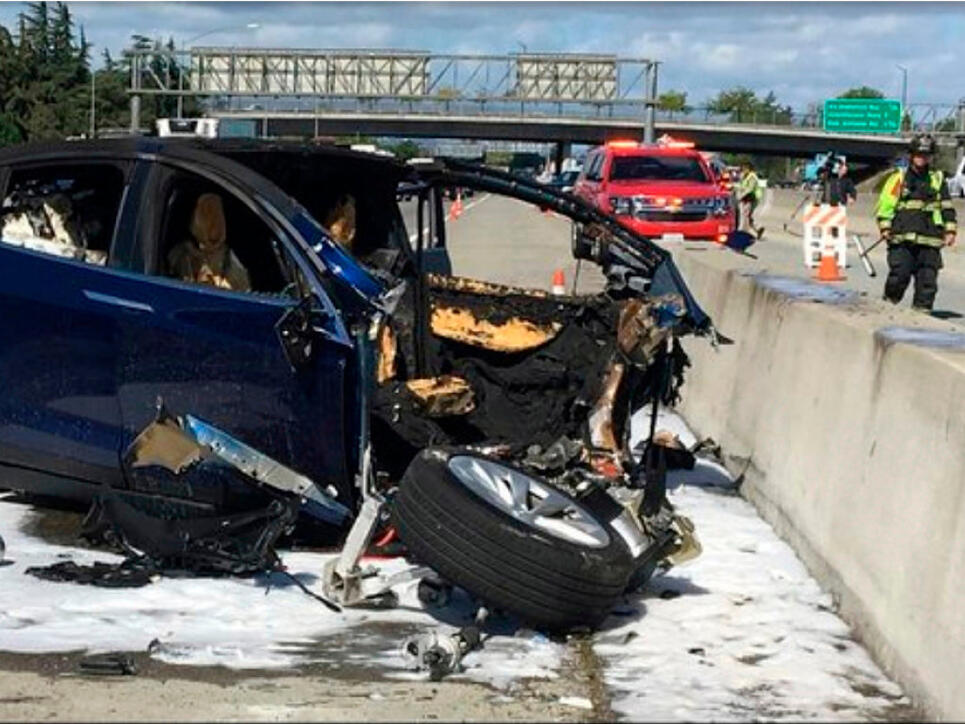 Im März krachte ein Tesla-Wagen mit Autopilot auf einer Schnellstrasse im kalifornischen Mountain View in eine Abschrankung. Beim Unfall kam eine Person ums Leben. (Archivbild)