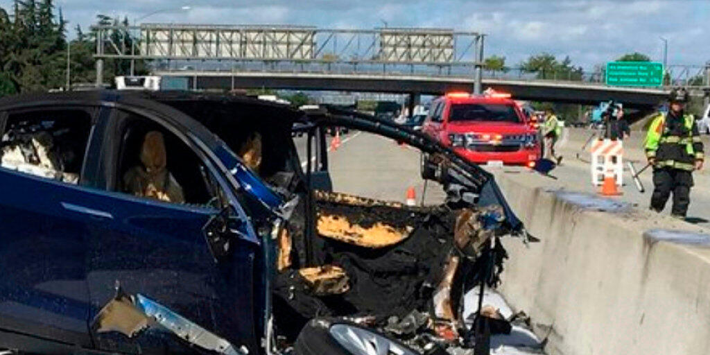 Im März krachte ein Tesla-Wagen mit Autopilot auf einer Schnellstrasse im kalifornischen Mountain View in eine Abschrankung. Beim Unfall kam eine Person ums Leben. (Archivbild)